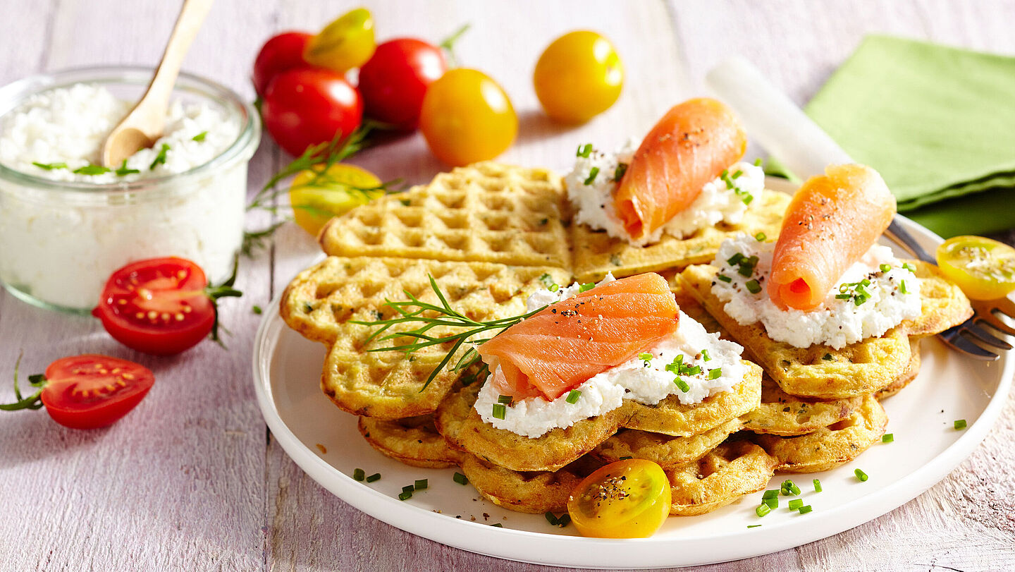 Pikante Kartoffelwaffeln mit Ziegnefrischkaese und Raeucherlachs