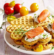 Pikante Kartoffelwaffeln mit Ziegnefrischkaese und Raeucherlachs