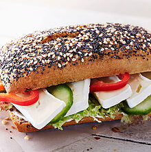 Knuspriges Sesam-Mohn-Brötchen belegt mit knackigem Salat, Gurke, frischer Paprika und leckerem Au Bouchon Käse
