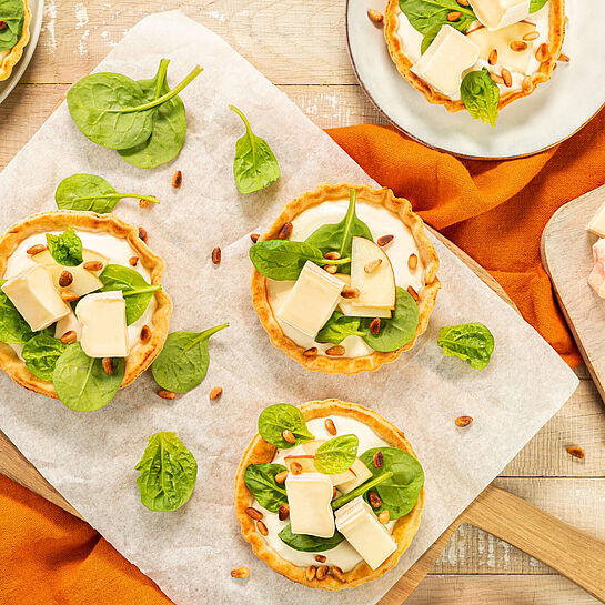 Tartelettes mit Spinat und Géramont sind eine köstliche Vorspeise oder ein Snack, bestehend aus einer knusprigen Teigschalen und einer cremigen Füllung. 