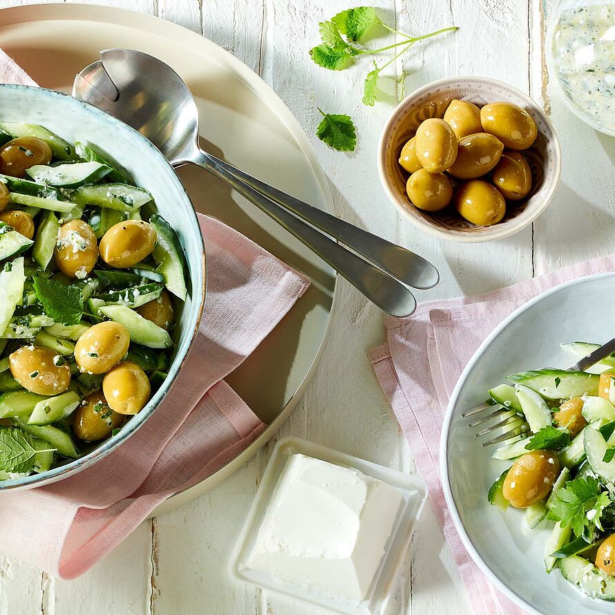 Leichter Oliven-Gurkensalat mit frischen Kräutern und Chavroux Käse