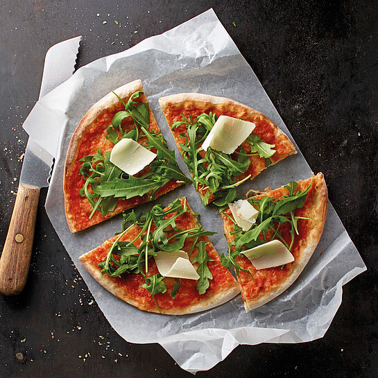 Raffinierte Pizza Margherita mit Parmigiano Reggiano und Rucola