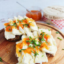 Würzige Camembertstulle mit Mango-Chutney Würzige Camembertstulle mit Mango-Chutney