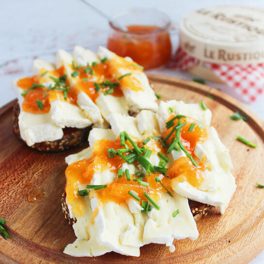 Würzige Camembertstulle mit Mango-Chutney