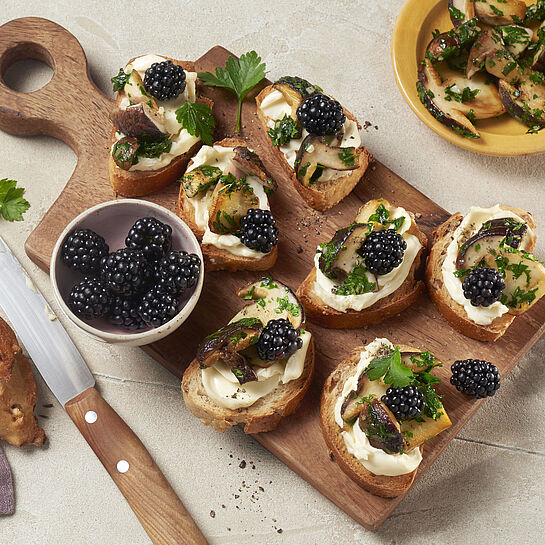 Entdecke das Allgäuer Röstbrot neu: Kombiniert mit süßen Brombeeren und der Cremigkeit von Milkana Sahne. Ein kulinarisches Erlebnis, das Tradition und Frische vereint. Perfekt für Genießer!