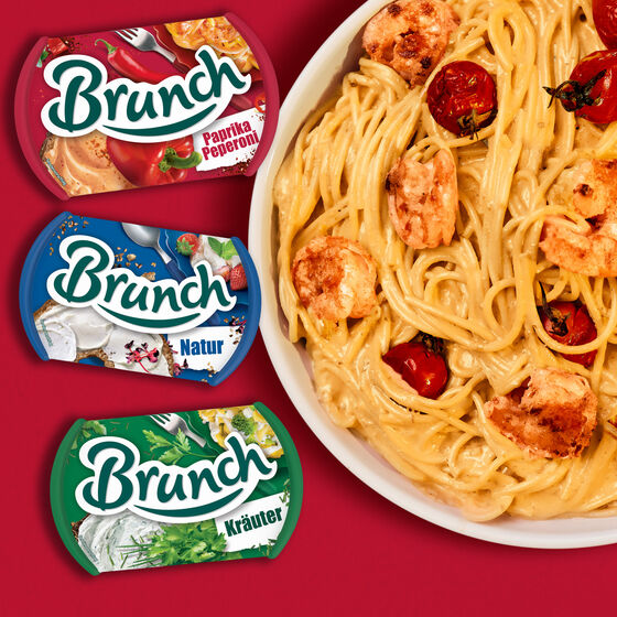 2025-brunch-kachel Drei verschiedene Brunch-Sorten: Tomate Paprika, Natur und Kräuter. Daneben ein Teller mit Spaghetti