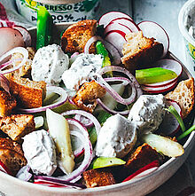 Spargelsalat als tolle Bowl mit grünen und weißem Spargel, Radieschen, Zwiebeln, Rucola und BRESSO Frischkäse