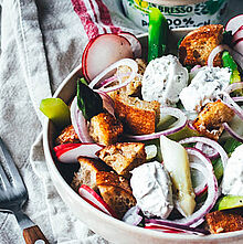Spargelsalat als tolle Bowl mit grünen und weißem Spargel, Radieschen, Zwiebeln, Rucola und BRESSO Frischkäse