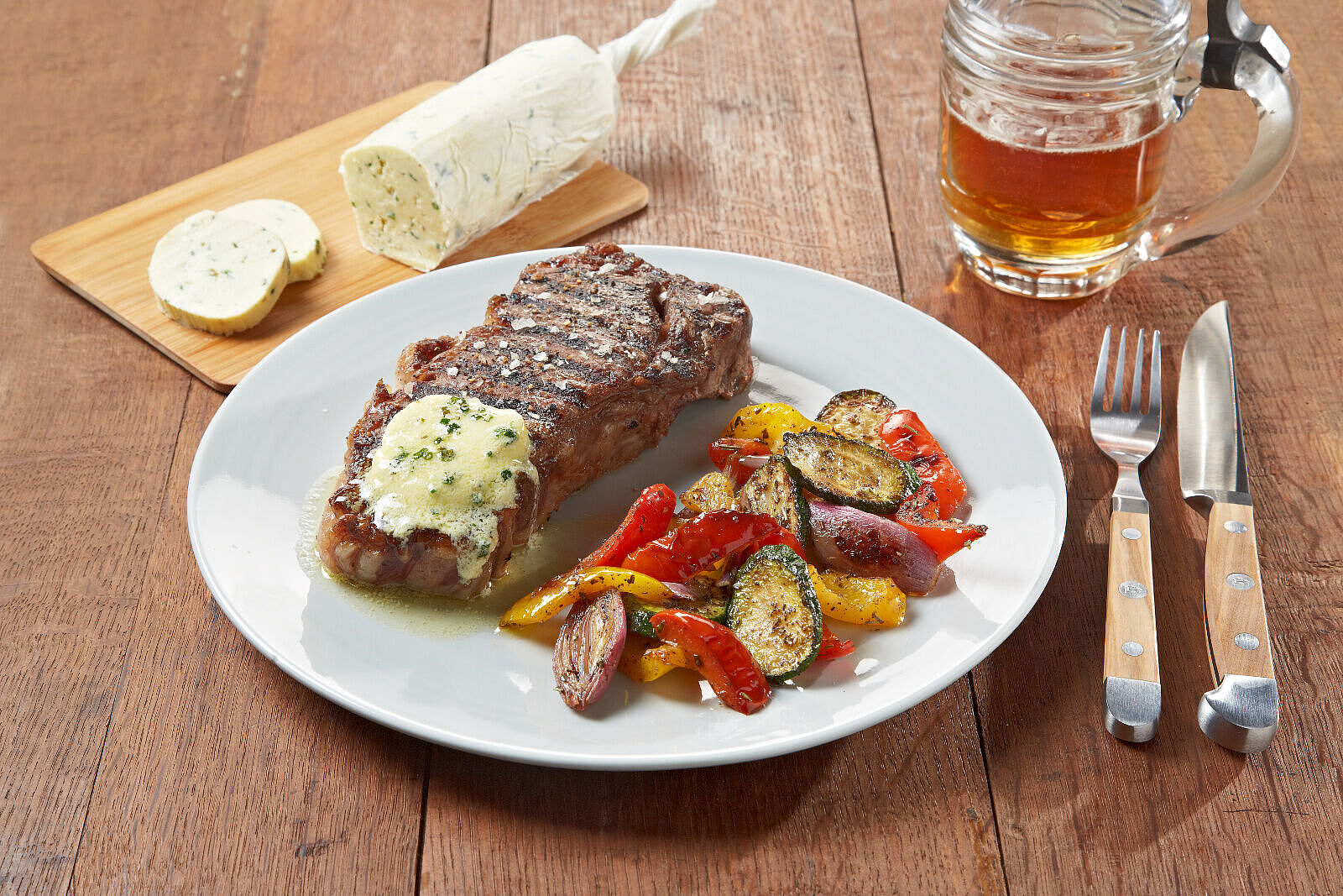 Steak mit Pfefferbutter und Grillgemüse
