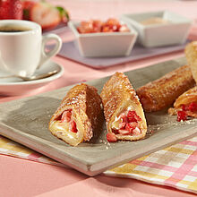 Brioche Dessert-Rolle mit Erdbeeren und Géramont Classic.