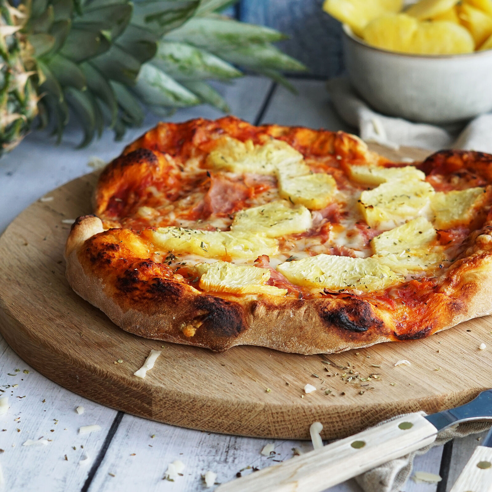 Pizza Hawaii mit frischer Ananas