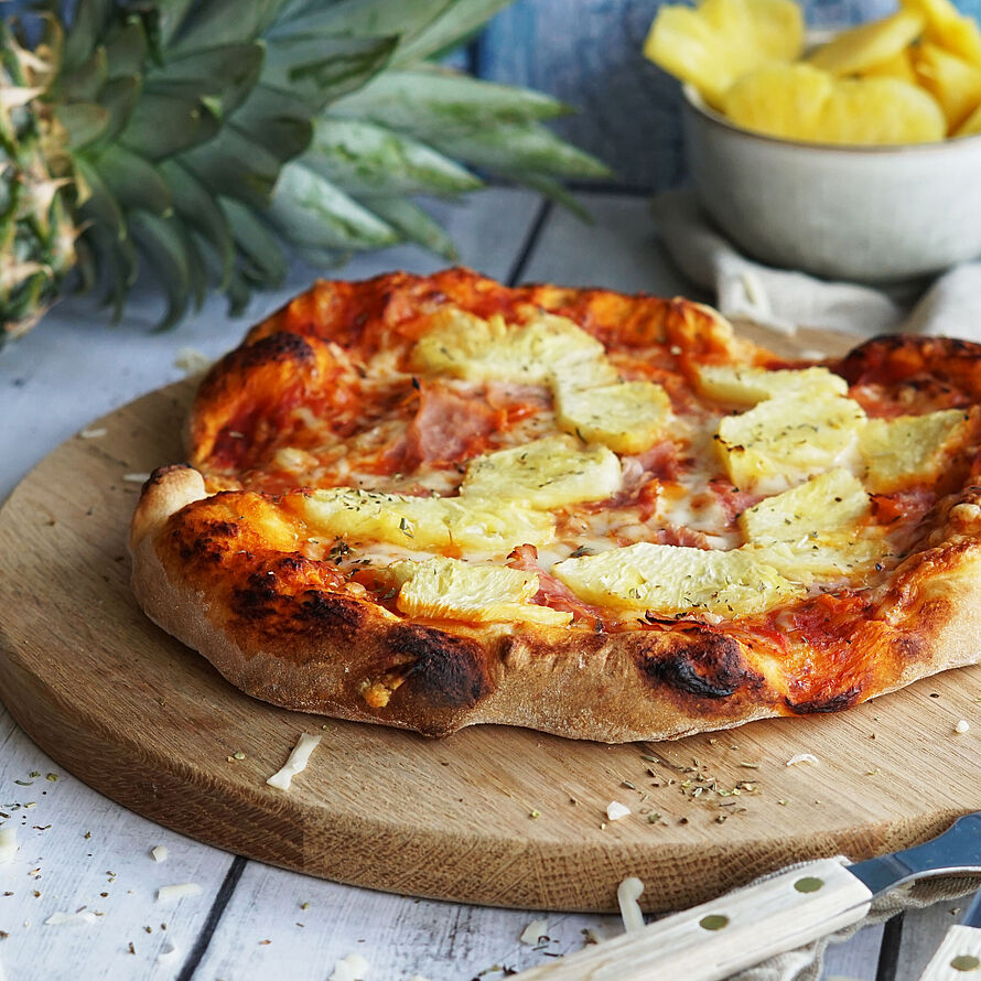 Lass dir diese köstliche Pizza Hawaii mit frischer Ananas, zartem Kochschinken und cremigem Fol Epi Käse auf knusprigem Pizzateig, goldbraun gebacken, nicht entgehen! 