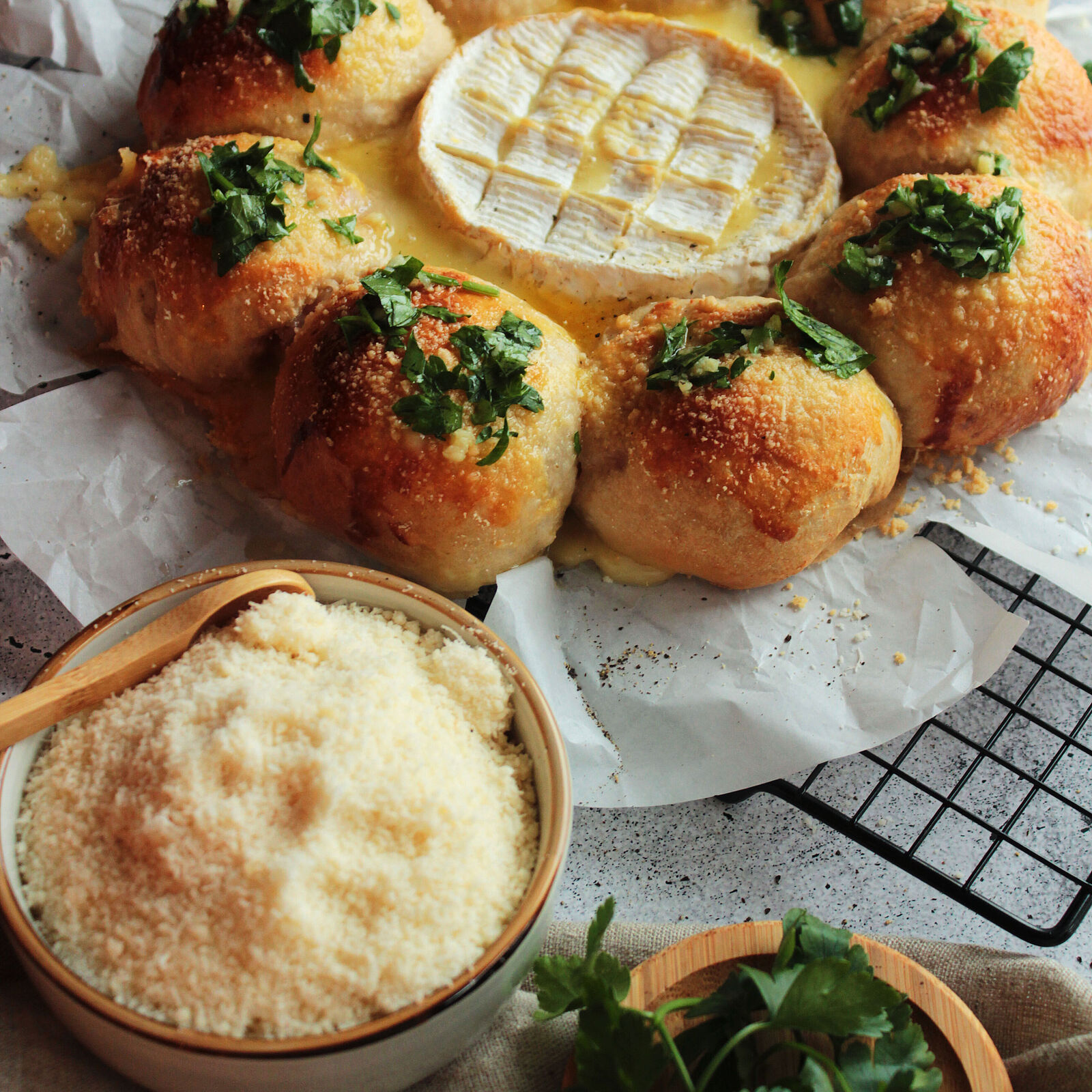 Käse-Schinken-Brötchen mit Ofenkäse-image