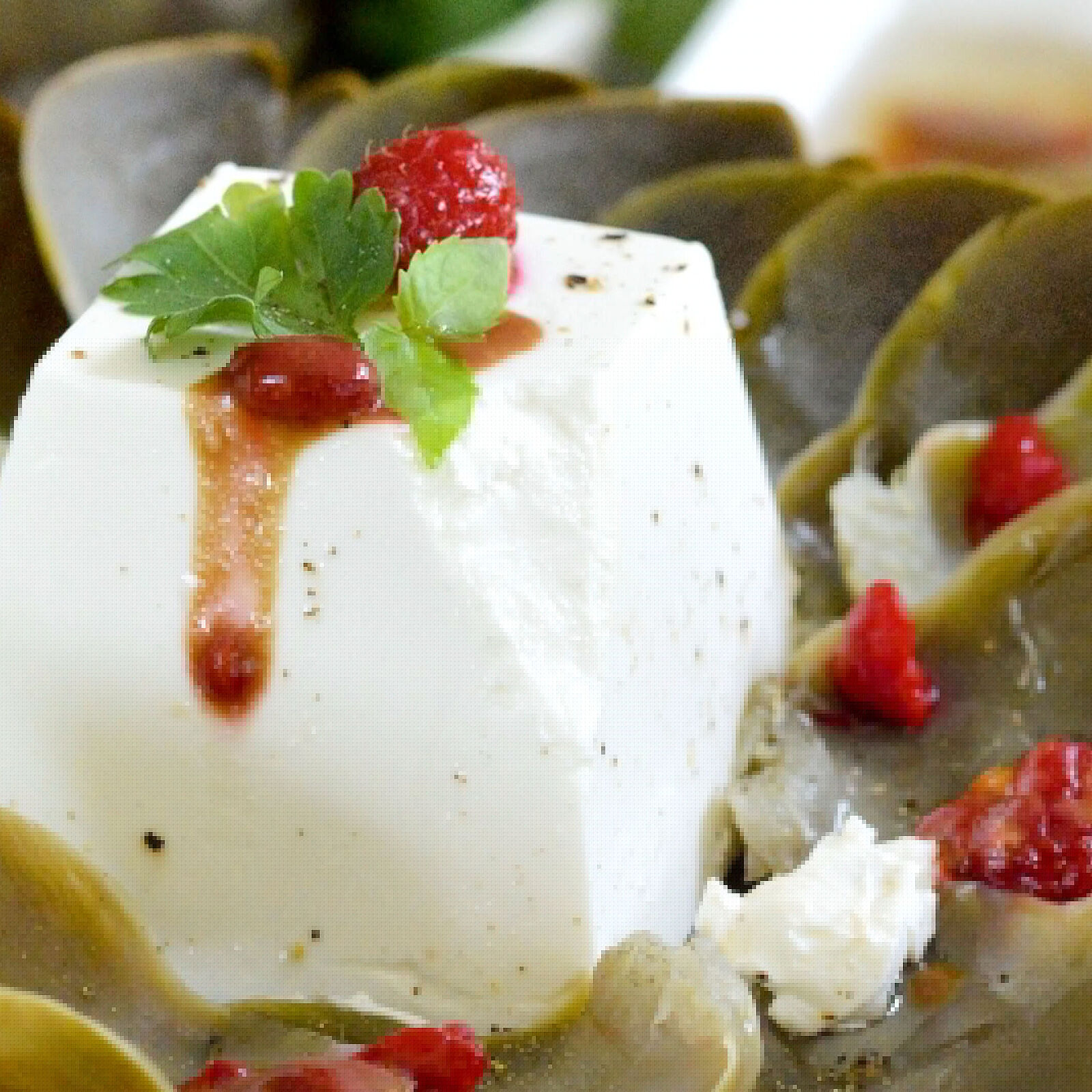 Chavroux Pyramide mit Artischocken und Himbeeren