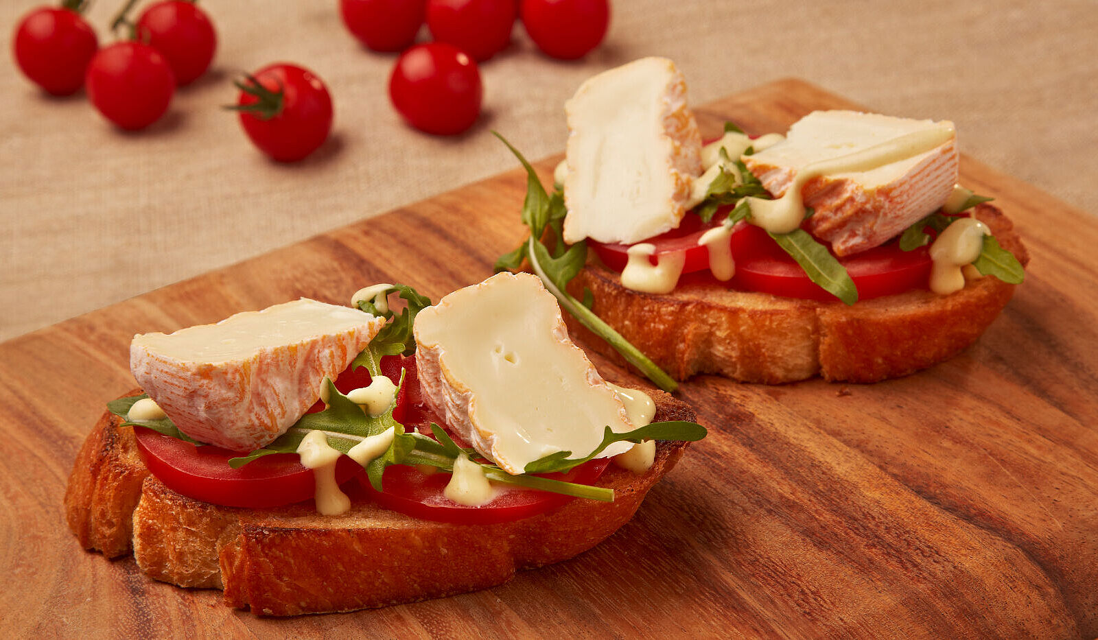 Tartine mit Honig-Senf-Creme und Tomaten