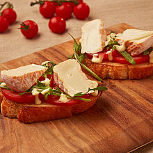 Die Tartine besteht aus einem in der Pfanne geröstetem Landbrot belegt mit Honig-Senf-Creme und Saint Albray Käse.