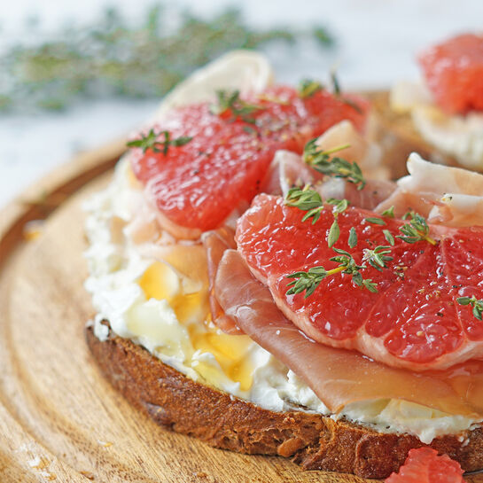 Knusprige Sauerteigstulle mit Frischkäse und Grapefruit