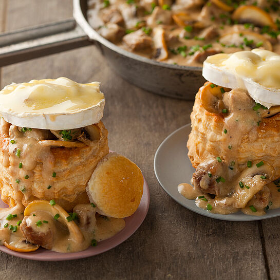 Ragout fin Rezept - Raffiniert in kleine Blätterteig Pasteten gefüllt und mit Géramont überbacken