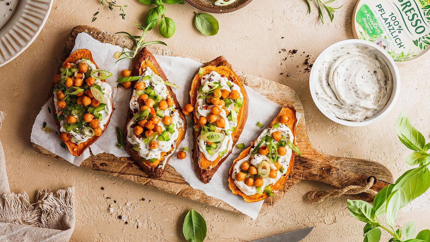 Veganer Bresso auf gerösteten Süsskartoffeltoast mit Gemüse Veganer Bresso auf gerösteten Süsskartoffeltoast, mit frischen Frühlingszwiebeln und Kichererbsen
