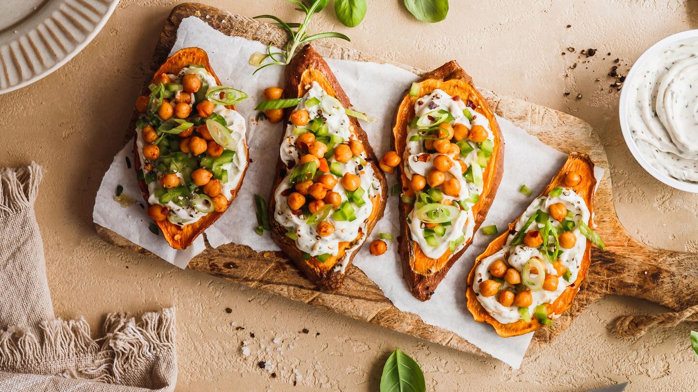 Veganer Bresso auf gerösteten Süsskartoffeltoast, mit frischen Frühlingszwiebeln und Kichererbsen