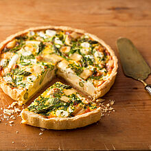 Herzhafte Quiche mit grünem und weißem Spargel überbacken mit einer Sahne-Ei Masse und Fol Epi Käse und Petersilie bestreut. 