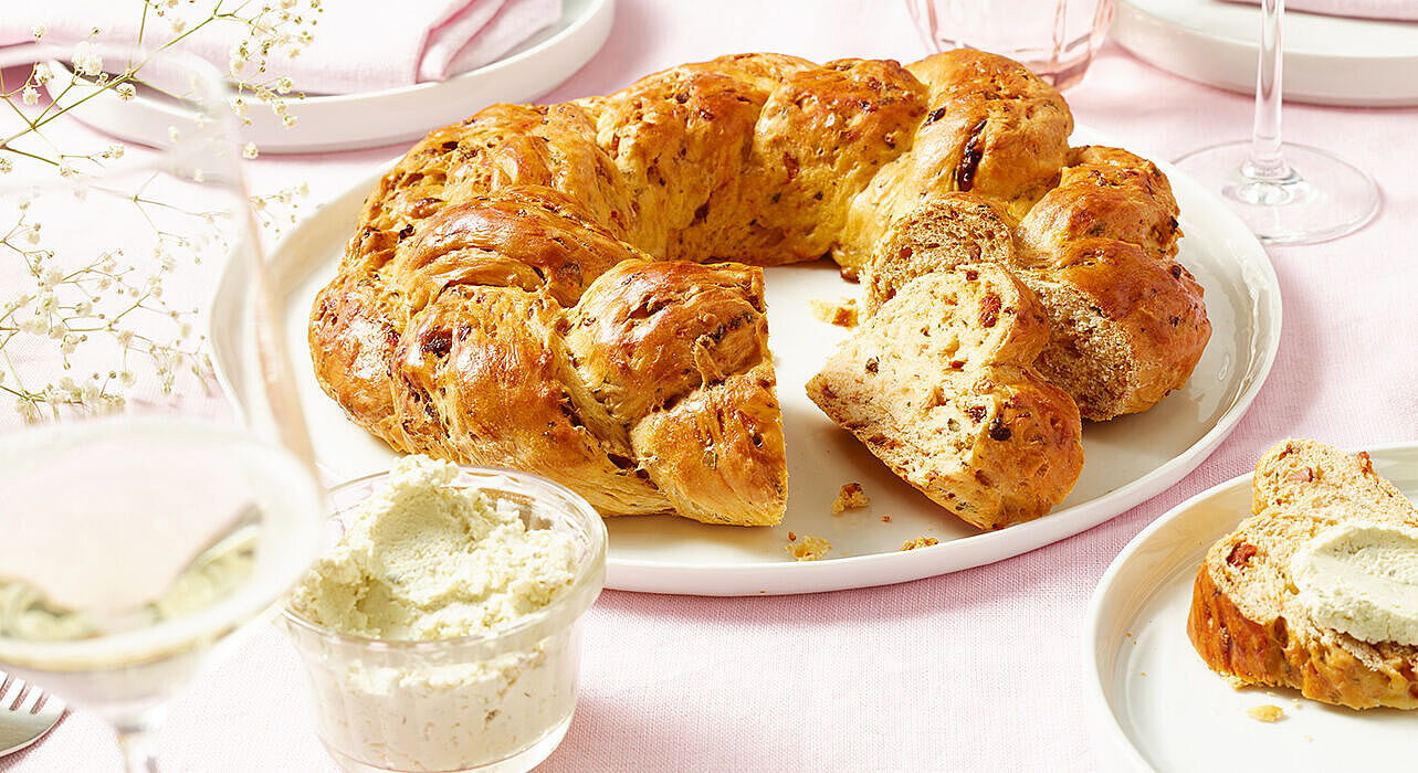 Mediterraner Hefezopf mit Etorki