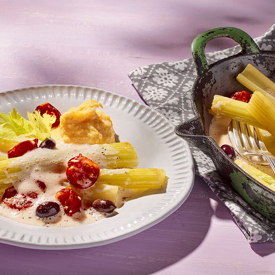 Mediterrane Pasta mit Käse-Sahne Sauce, geschmorten Kirschtomaten und Oliven