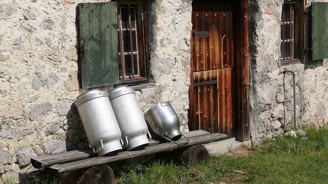 Milkannen vor Almhütte