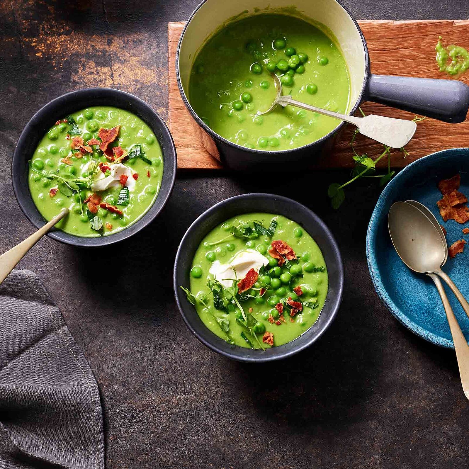 Grüne Erbsensuppe mit Minze und Bacon