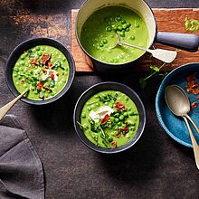 Rezept für grüne Erbsensuppe mit Minze und Bacon. Leichter und frühlingshafter Geschmack.