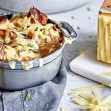 Deftige Zwiebel-Altbier-Suppe mit Käse überbacken, verfeinert mit Knoblauch und Thymian