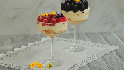 Beeren-Dessert im Glas