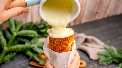 Knuspriges Baguette, gefüllt mit cremigem Käsefondue und frischen Kräutern – ein Genuss für alle Käseliebhaber.