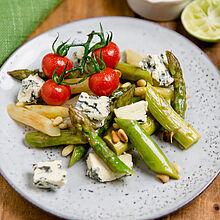 Stilvoll angerichteter Spargelsalat mit Kirschtomaten, Saint Agur Blauschimmelkäse und Limettendresseing