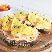 Feurige Paprika-Peperoni-Frischkäse-Stulle mit Ei Feurige Paprika-Peperoni-Frischkäse-Stulle mit Ei