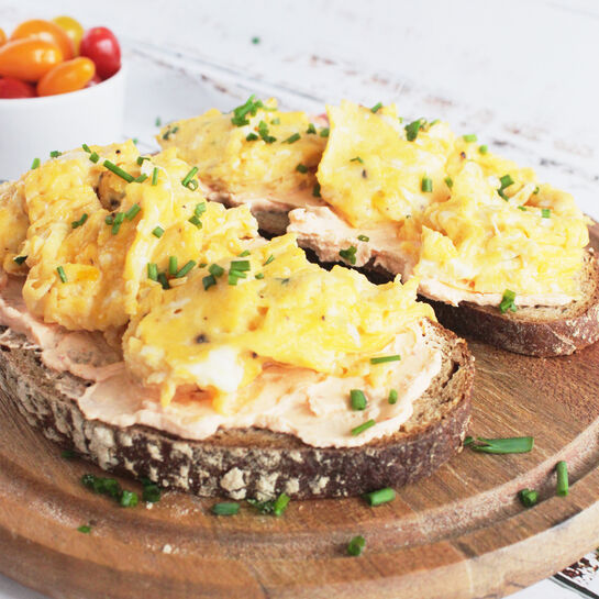 Feurige Paprika-Peperoni-Frischkäse-Stulle mit Ei