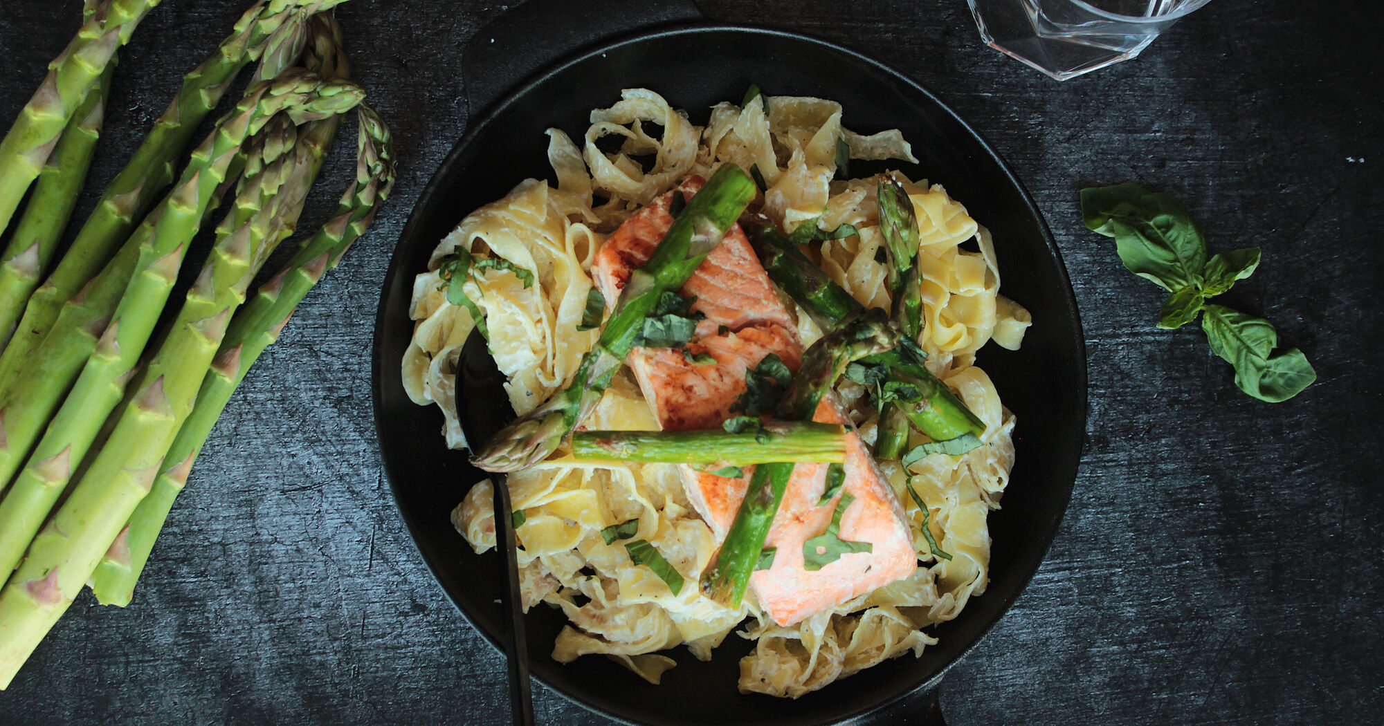 Zitronen-Tagliatelle mit Lachs und Spargel Zitronen-Tagliatelle mit Lachs und Spargel
