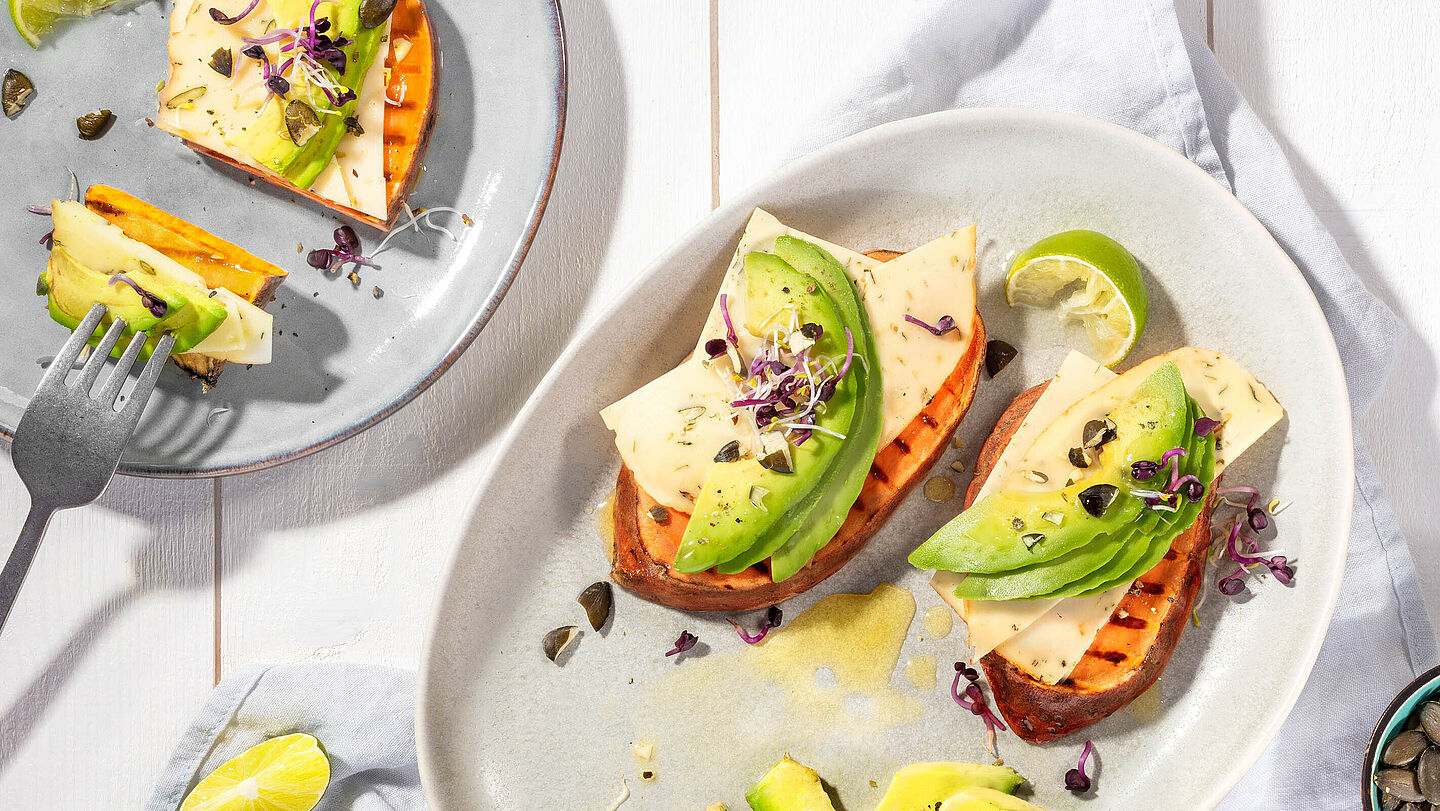 Kalorienarmes Snack Rezept: Süßkartoffel-Toasts mit Avocado – Gesund, nahrhaft und lecker – perfekte Mahlzeit für zwischendurch. 