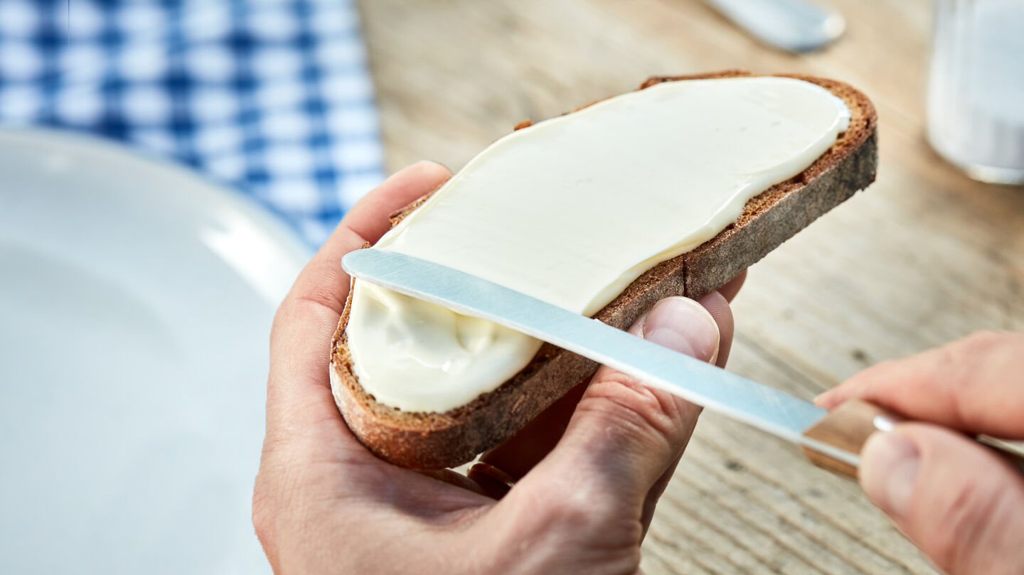 Milkana Brot frisch bestrichen Milkana Streichkäse auf dem Brot