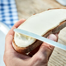 Milkana Brot frisch bestrichen Milkana Streichkäse auf dem Brot