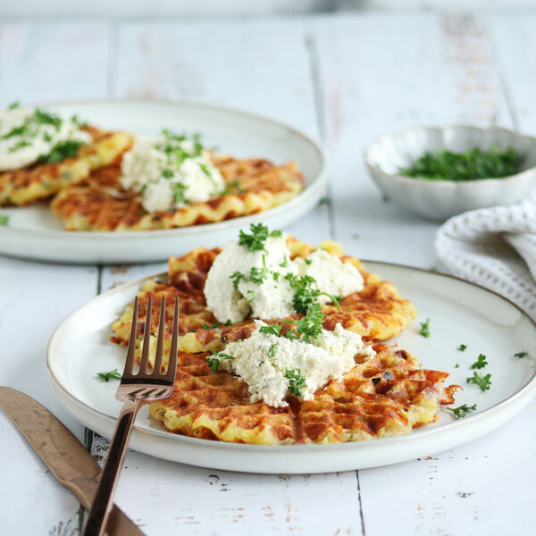 Kartoffel-Waffel mit Käse, Speck und Bresso feine Kräuter