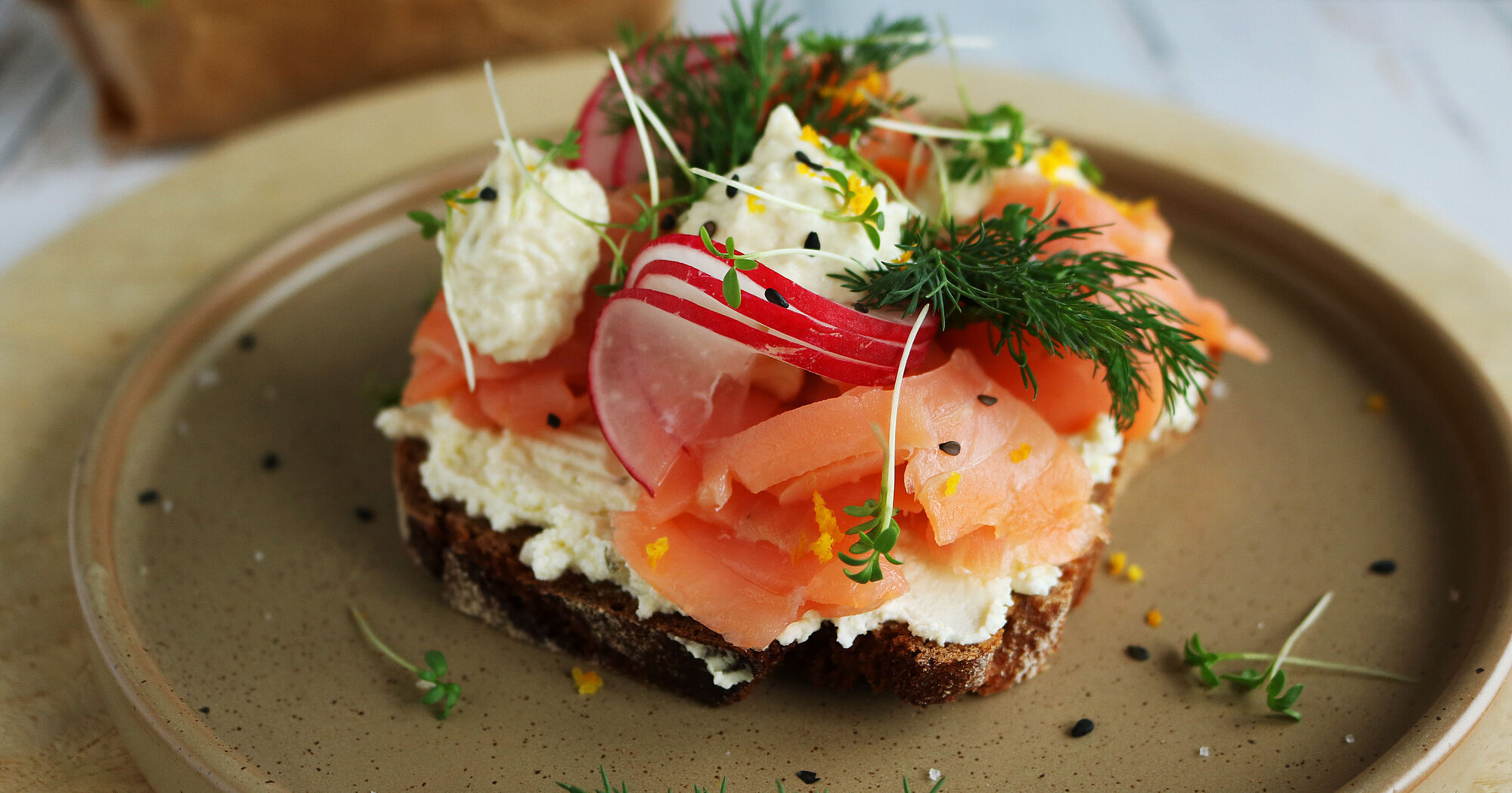 Dänisches Smørrebrød mit Räucherlachs &amp; Frischkäse