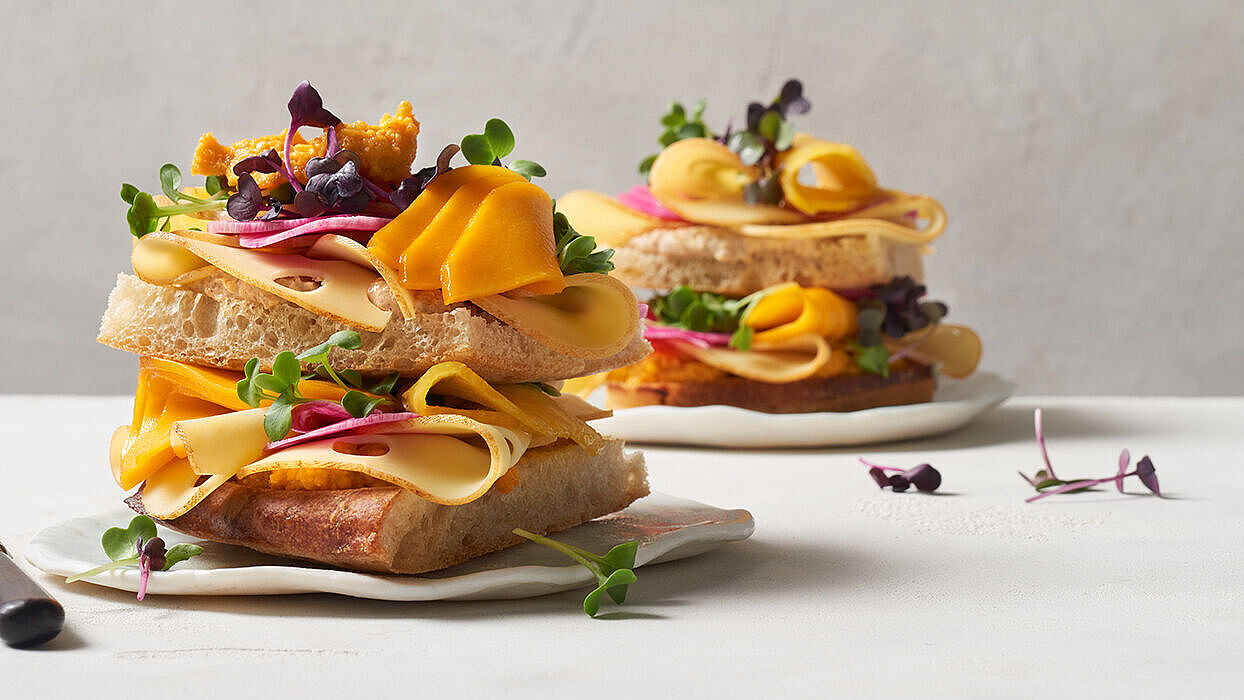 Schinken-Käse-Sandwich als Klassiker. In unsere Variation mit Focaccia statt Toast. Es kann kalt oder heiß gegessen werden.