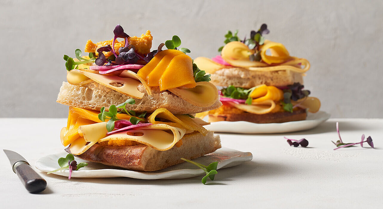 Focaccia-Tower mit Hummus