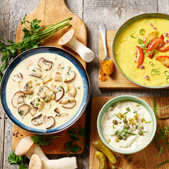 Dreierlei Saucen zum Dippen für Gemüse oder mehr Drei Schälchen mit leckeren Saucen zum Dippen und Tunken. Cremige Pilzsauce, Cheezy Sauce Tartare und eine einfache Currysauce