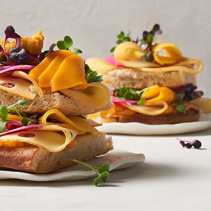 Schinken-Käse-Sandwich als Klassiker. In unsere Variation mit Focaccia statt Toast. Es kann kalt oder heiß gegessen werden.