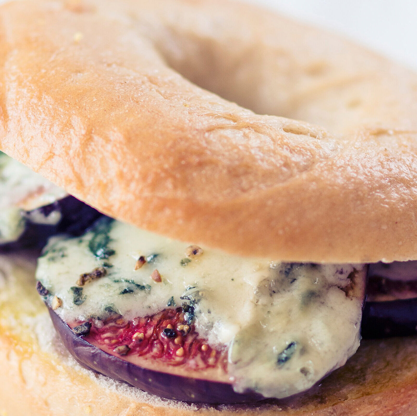 Bagel mit Blauschimmelkäse und Feige