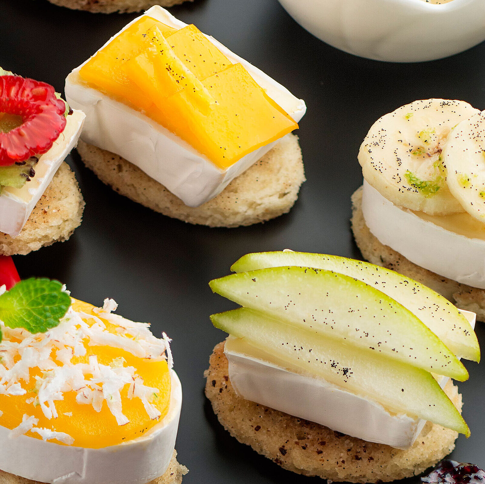 Käse-Sushi mit Früchten
