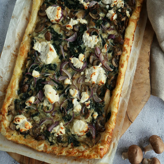 Blätterteigtarte mit Pilzen, Spinat und Blauschimmelkäse 