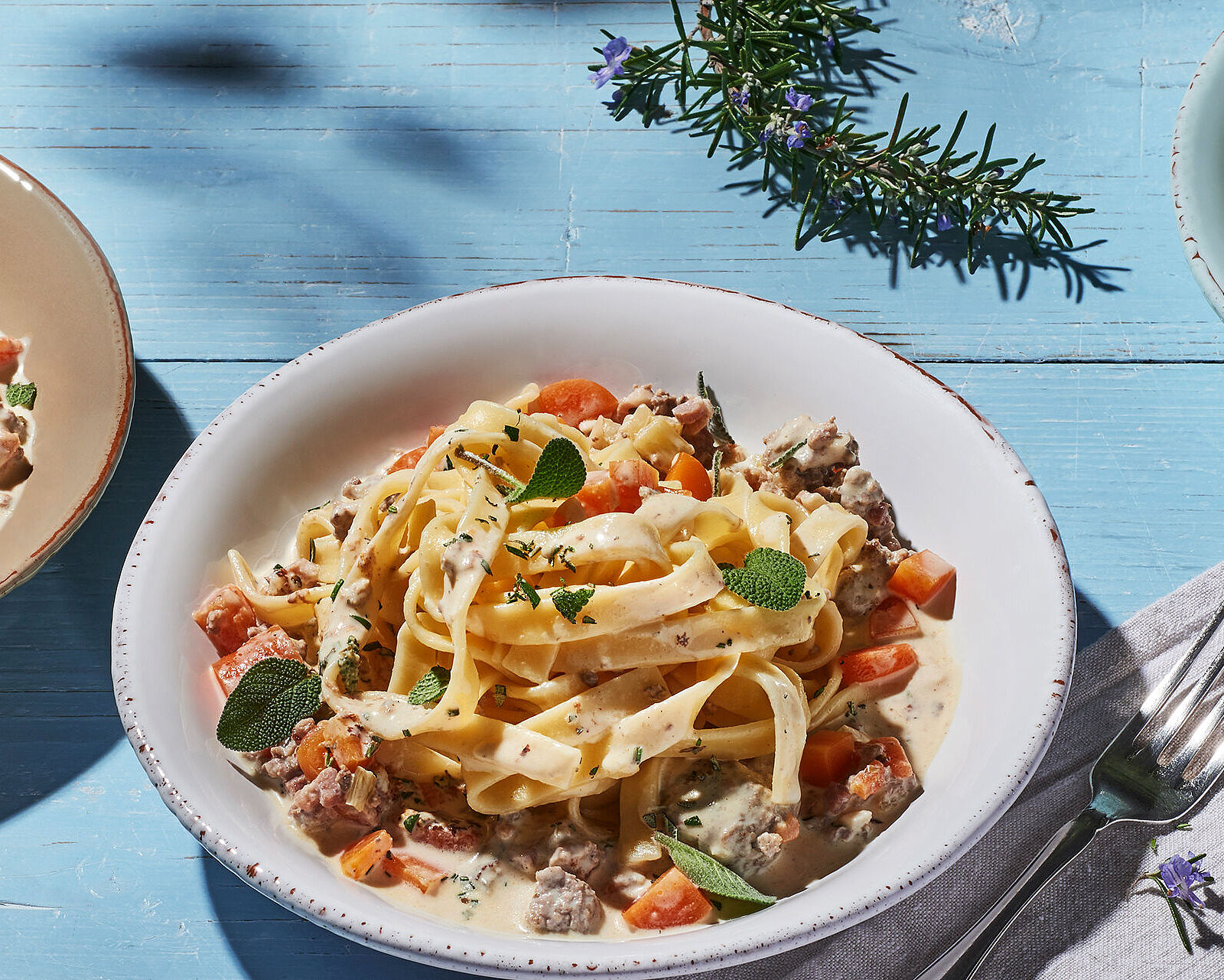 Bandnudeln mit weißer Bolognese